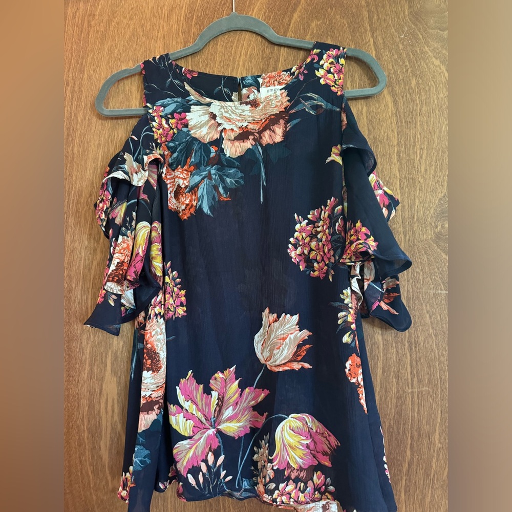 Umgee floral top. Cut out at shoulders